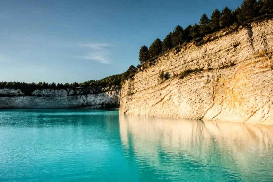 Lac bleu gironde de Guizengeard avec eau turquoise et falaises claires