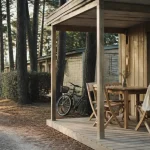 Les villages sous les pins : maisonnettes bois et terrasse