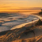 Hourtin plage : océan Atlantique sauvage, surf et lac, dunes et pins au golden hour