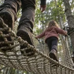 Parcabout 33 à Mios : adultes et enfant sur les filets géants