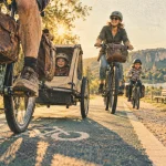 Vacances à vélo en famille sur une voie verte sécurisée